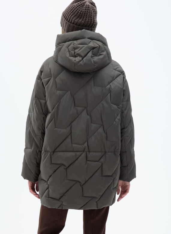 Женский удлиненный пуховик  капюшоном