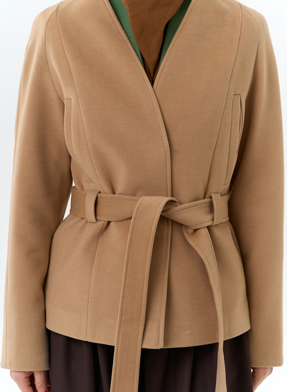 Женское укороченное пальто с поясом