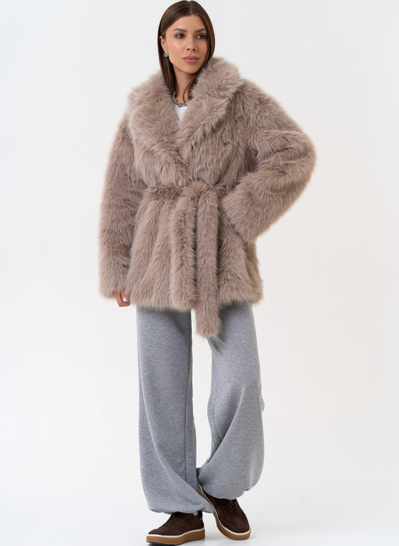 Женская шуба из эко меха в бежевом цвете