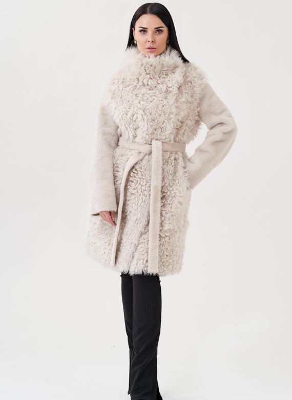 Женская дубленка бежевого цвета 