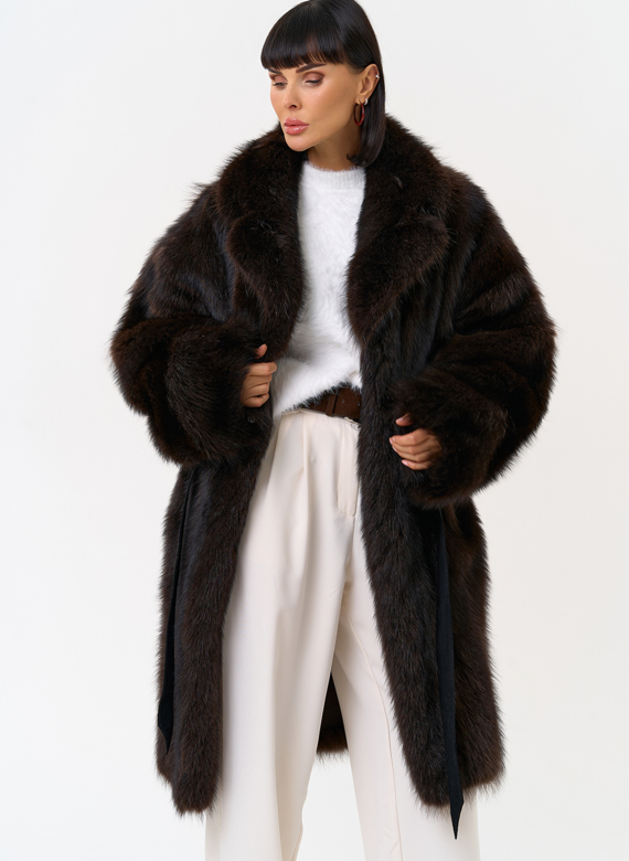 Шуба из меха енота с английским воротником