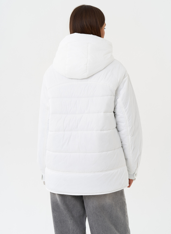 Светлая куртка с капюшоном