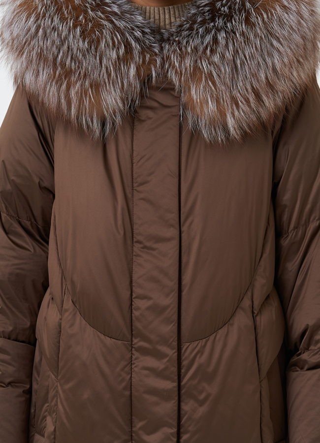 Женский пуховик с отделкой из меха лисы модель № 28830 универмаг малина