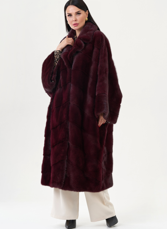 Шуба из меха норки бордового цвета