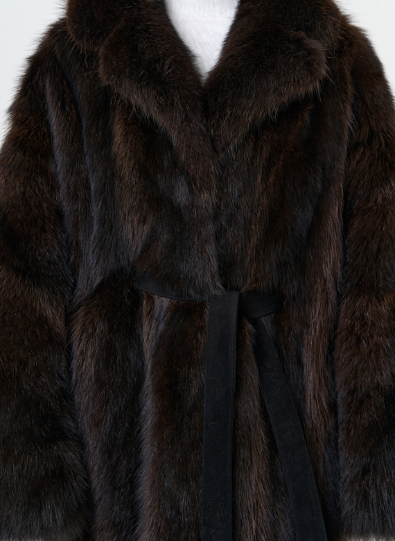 Шуба из меха енота с английским воротником