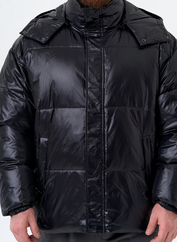 Мужской пуховик черного цвета с капюшоном