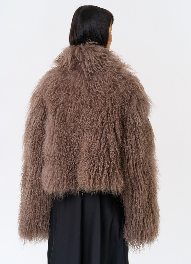 Короткая шуба из ламы модель № 31781 в кредит