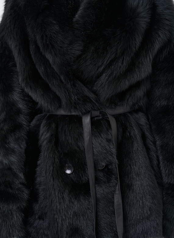 Двухсторонняя дубленка черного цвета с декоративным поясом