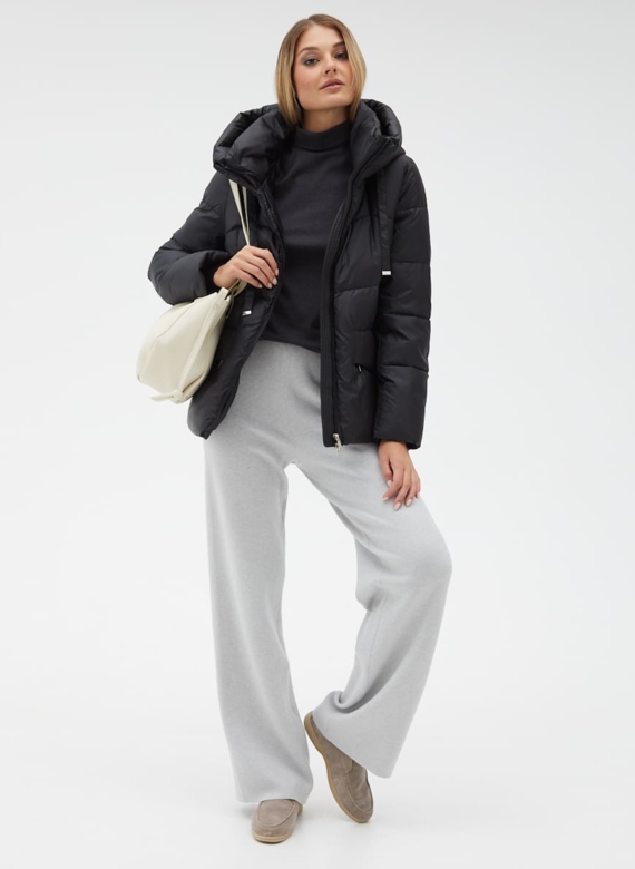 Женский пуховик черного цвета с капюшоном