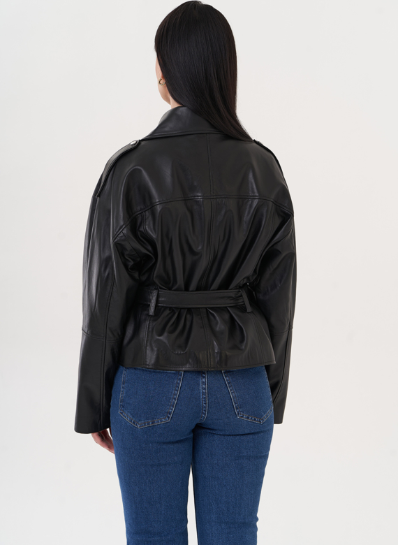 Кожаная куртка черного цвета