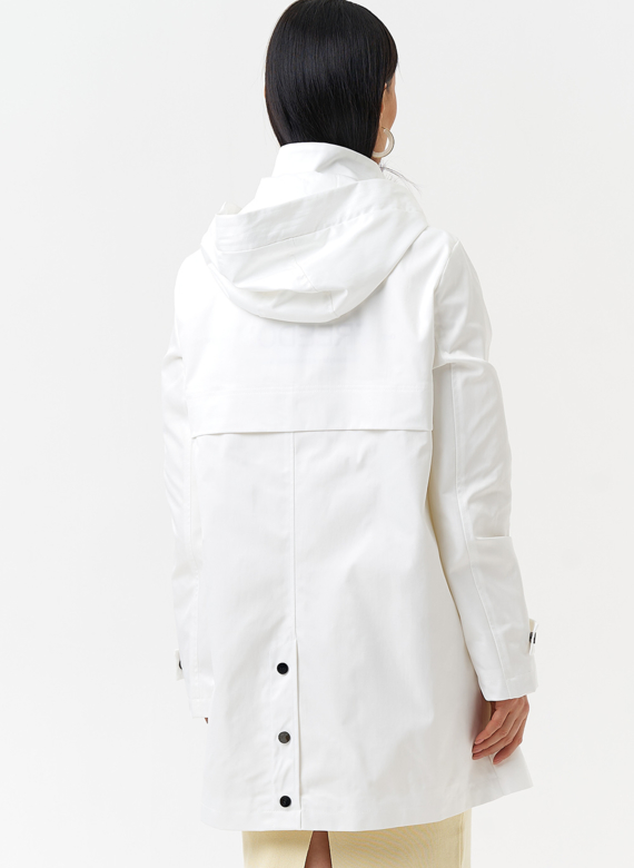 Плащ женский белого цвета
