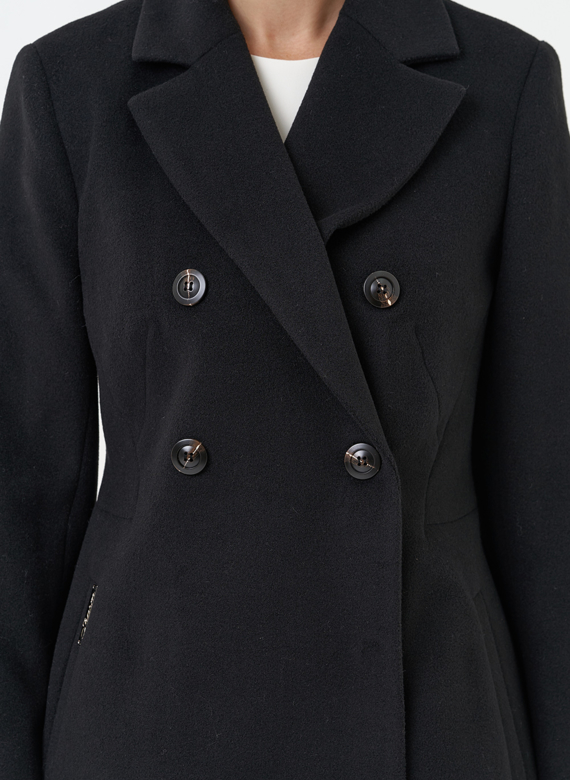 Женское двубортное пальто с поясом