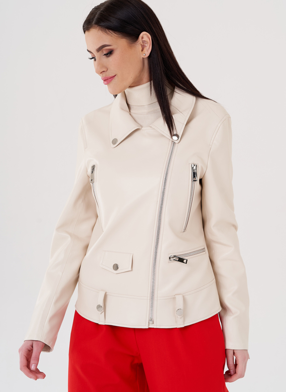 Светлая куртка косуха из эко кожи