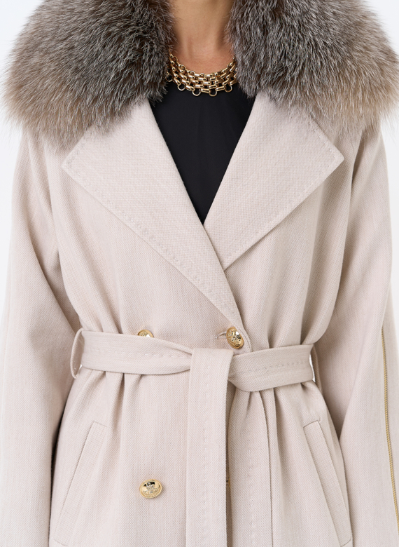 Утепленное женское пальто с английским воротником из меха лисы