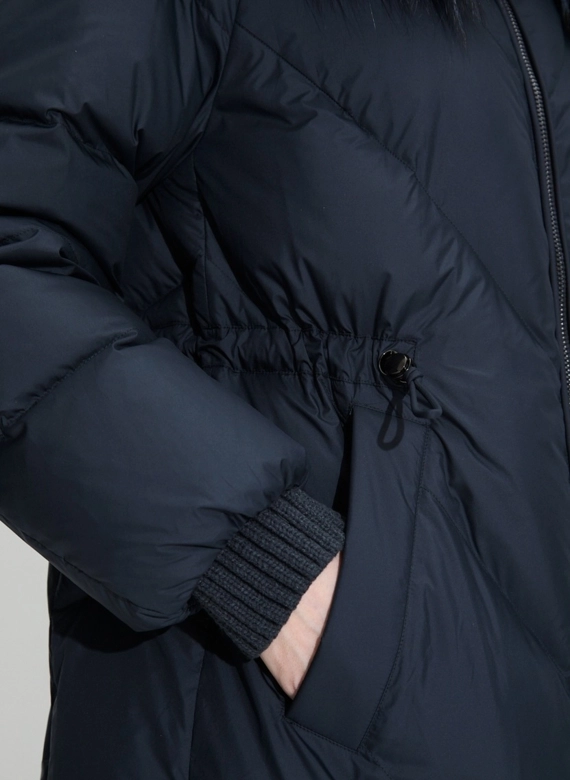 Женский пуховик с мехом чернобурой лисы на капюшоне фото