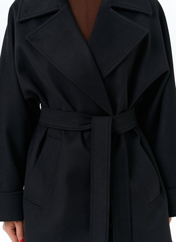 Женское укороченное пальто черного цвета