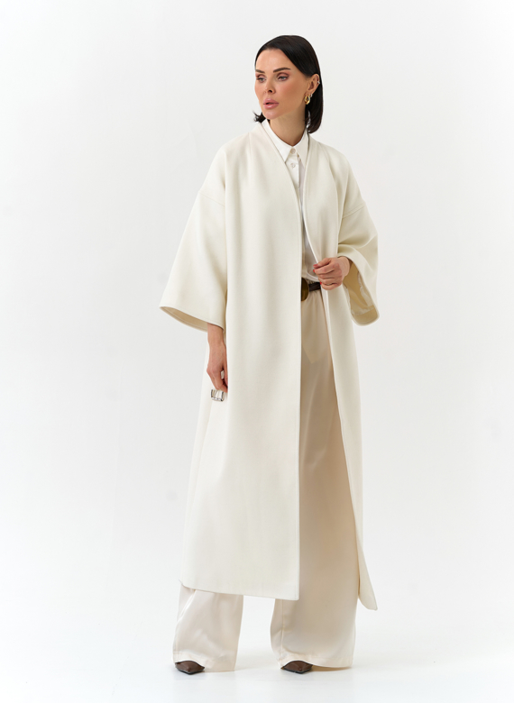 Женское пальто белого цвета