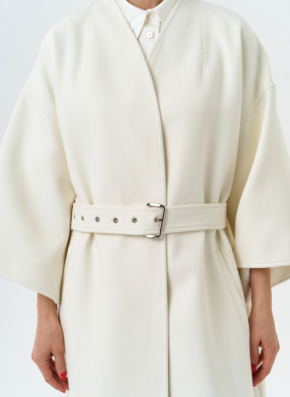 Женское пальто белого цвета