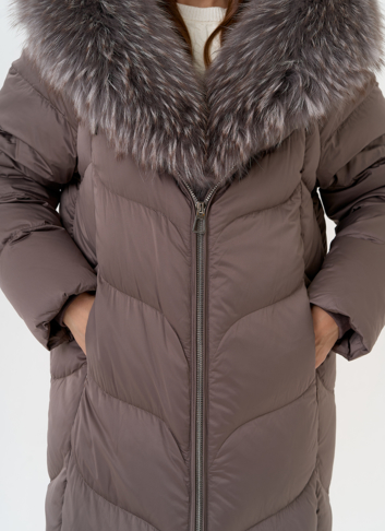 Женский пуховик с отделкой из меха лисы