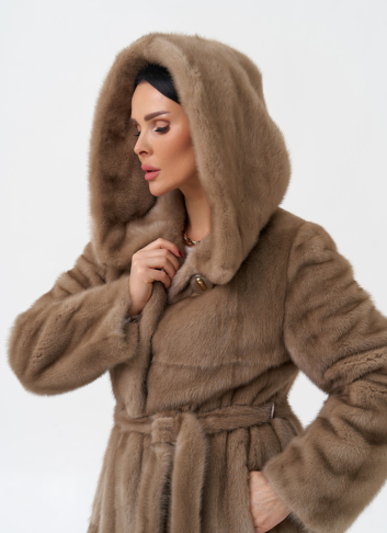 Длинная шуба с капюшоном 