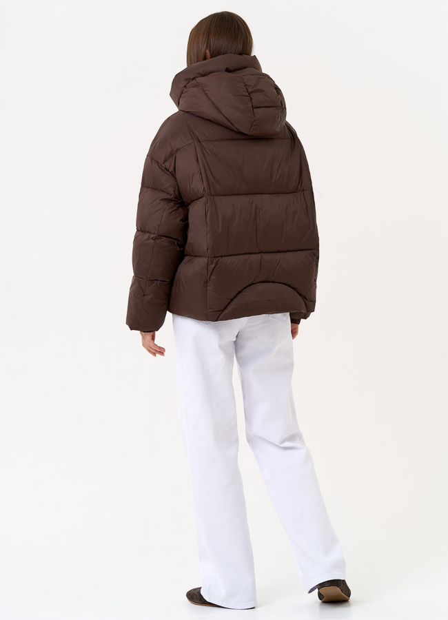 Женский короткий пуховик коричневого цвета модель № 31588 в рассрочку