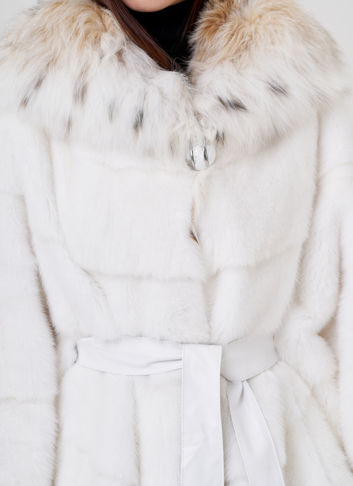 Белая шуба оверсайз с рысью