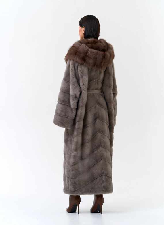 Длинная шуба из меха норки с капюшоном из меха куницы