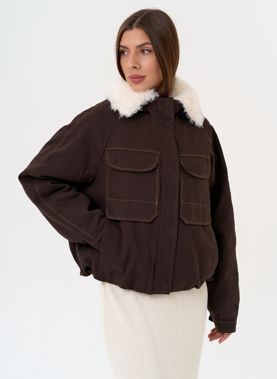 Укороченный пуховик с отделкой из эко меха