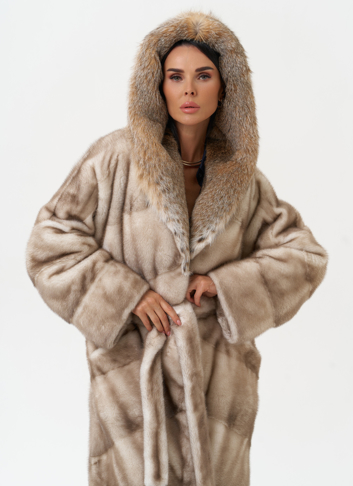 Женская шуба из меха норки с капюшоном из меха рыси