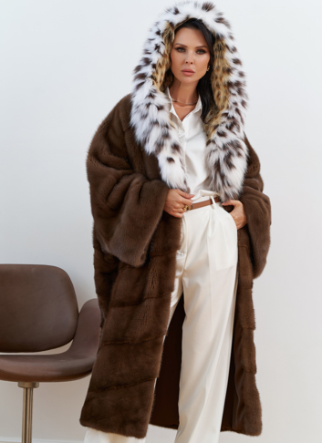 Женская шуба из меха норки с капюшоном из меха рыси