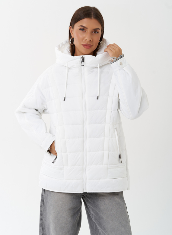 Светлая куртка с капюшоном