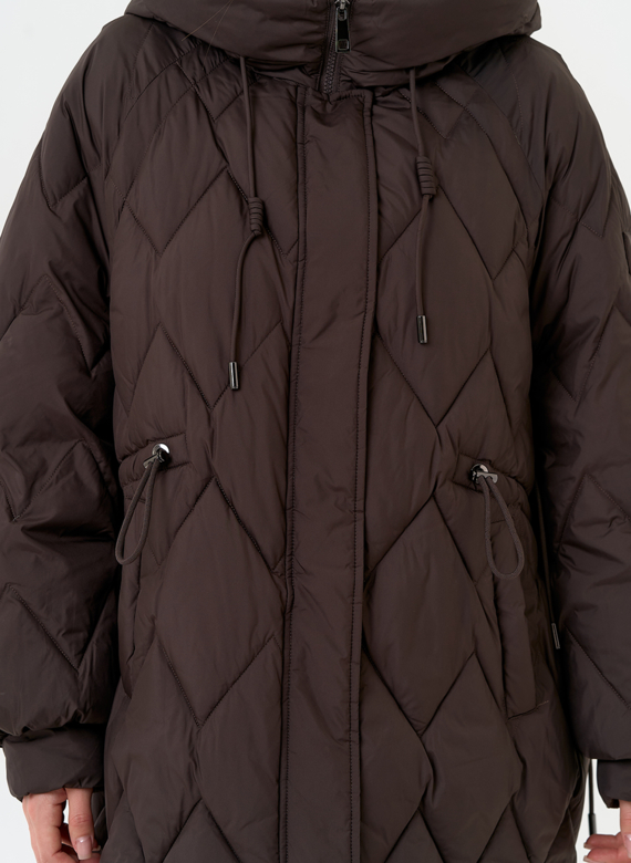Женский пуховик с капюшоном коричневого цвета