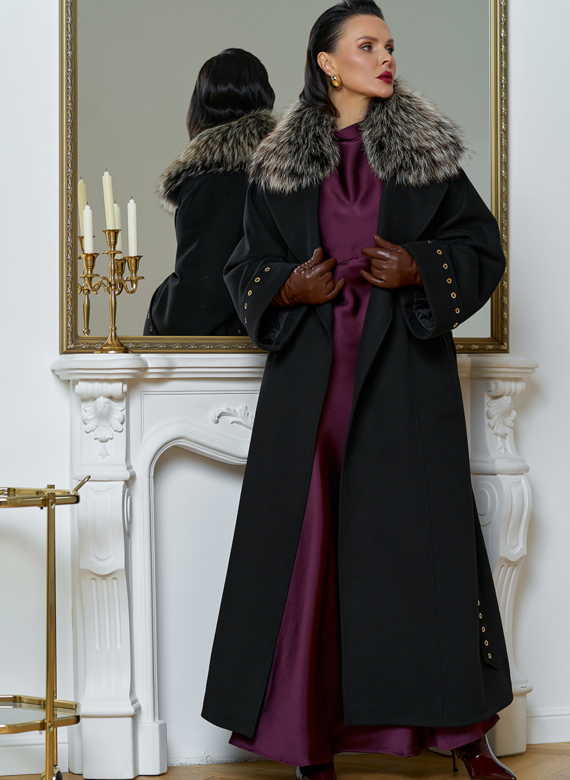Утепленное женское пальто с английским воротником из меха лисы