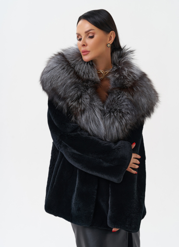 Шуба из меха кролика с капюшоном из чернобурки