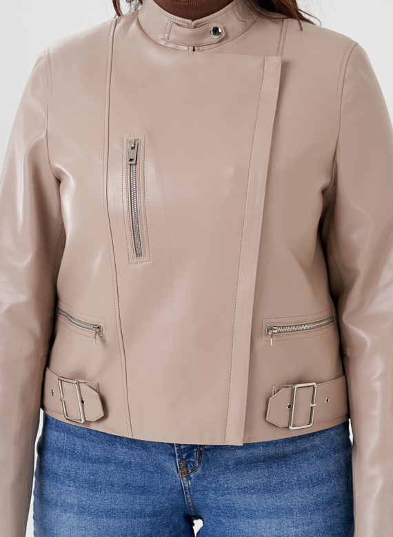 Светлая куртка из эко кожи 