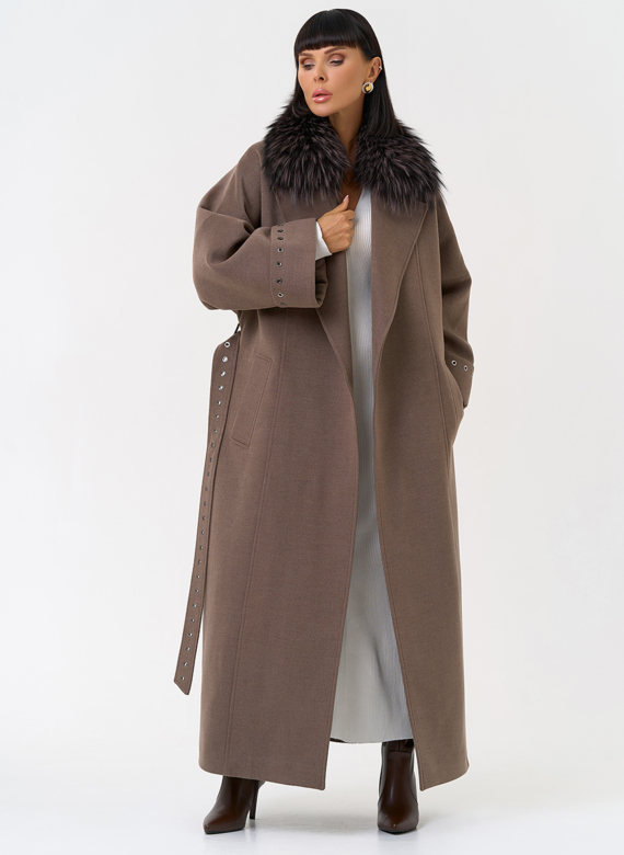Утепленное женское пальто с английским воротником из меха лисы