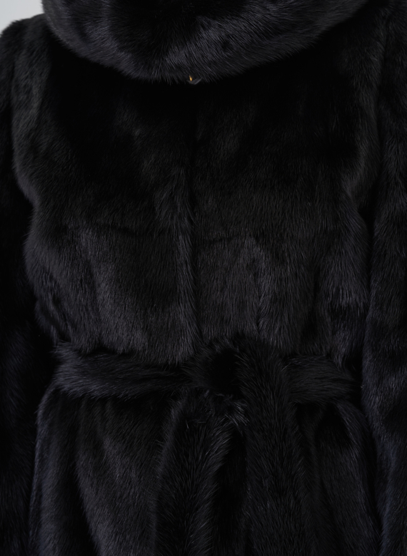 Шуба из норки черного цвета с капюшоном 