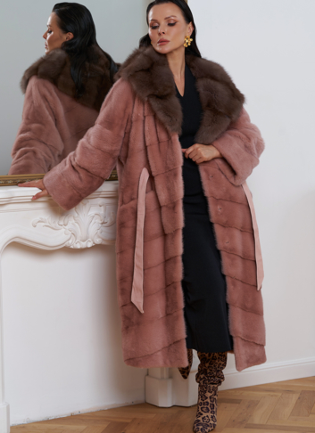 Норковая шуба розового цвета с капюшоном из меха куницы