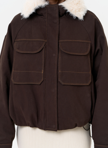 Укороченный пуховик с отделкой из эко меха