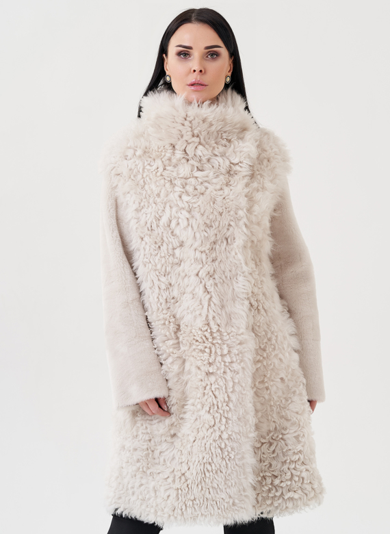 Женская дубленка бежевого цвета 