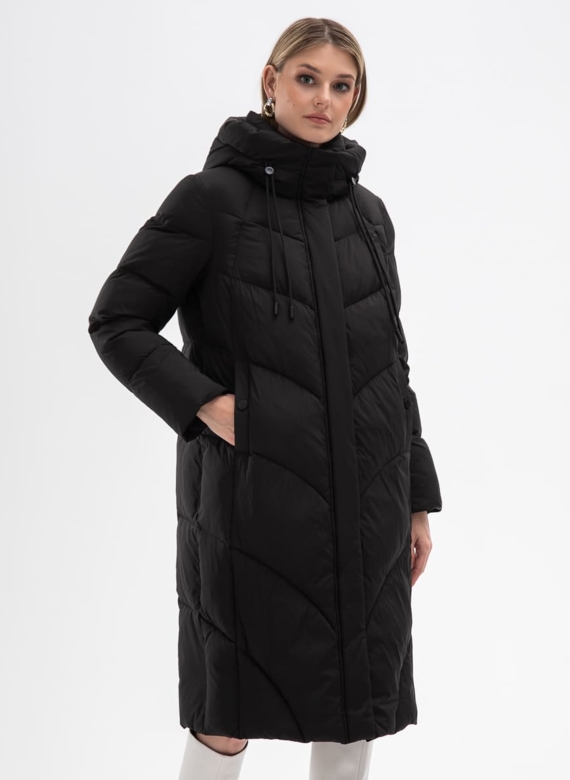 Женский пуховик черного цвета с капюшоном