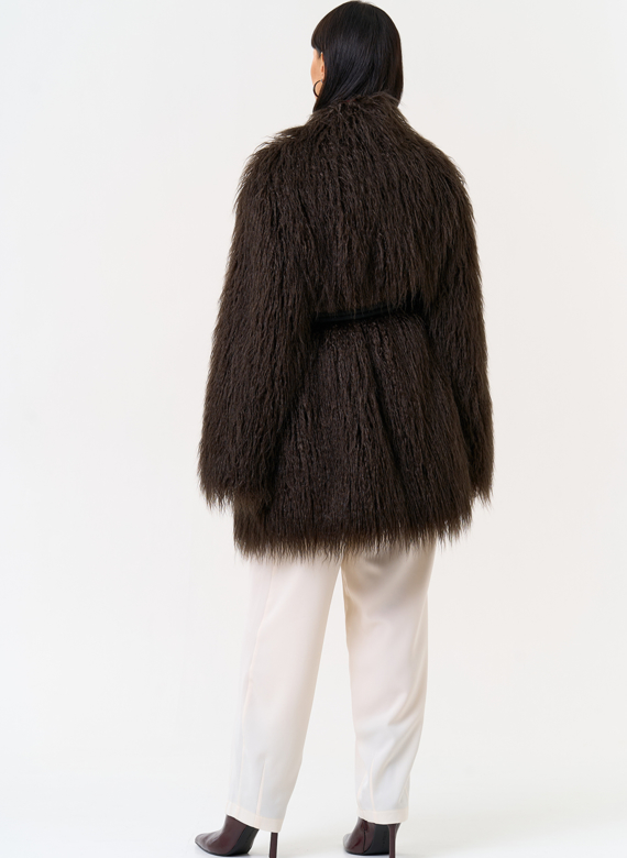 Женская шуба из эко меха коричневого цвета