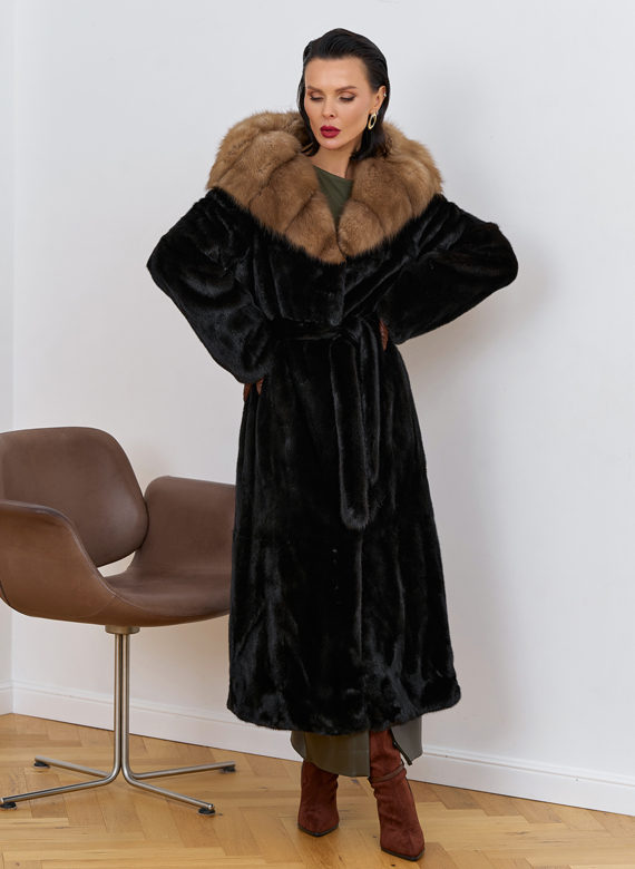 Шуба из меха норки с капюшоном из меха куницы Шуба из меха норки с капюшоном из меха куницы