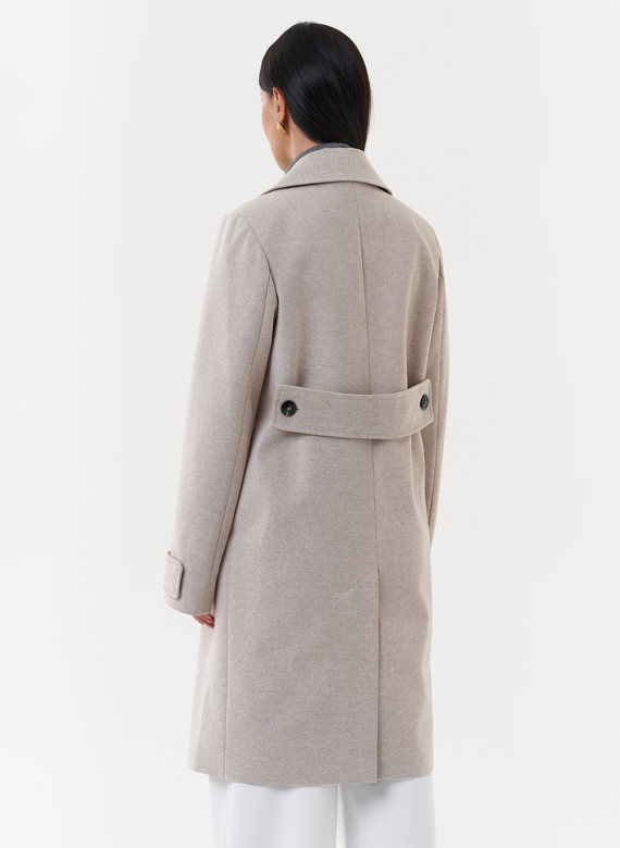 Пальто бежевого цвета с английским воротником