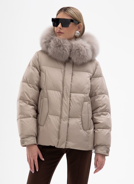 Короткий пуховик с капюшоном из меха песца