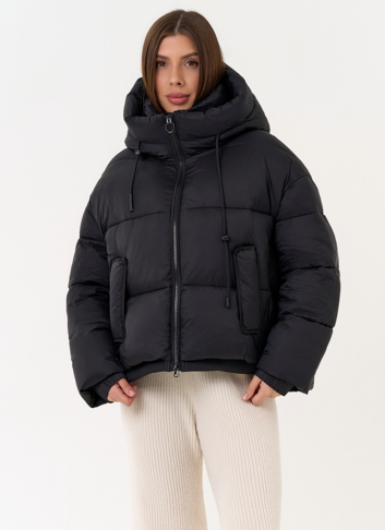 Женский короткий пуховик черного цвета